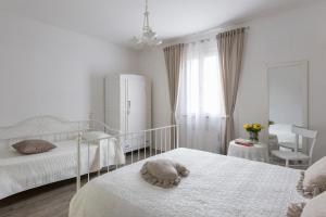 Un pat sau paturi într-o cameră la B&B Arco Di Pietra