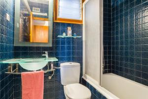 シッチェスにあるHHBCN Port de Sitgesの青いタイル張りのバスルーム(トイレ、シンク付)