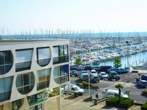 ラ・グランド・モットにあるT2 Superbe vue port et merの駐車場付きマリーナ