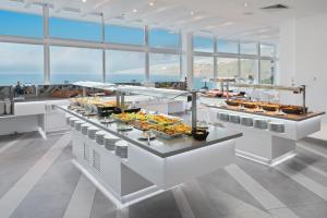 una línea de buffet en un restaurante con mucha comida en Hotel Atlantic Mirage Suites & SPA - ADULTS ONLY en Puerto de la Cruz