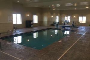 uma grande piscina num quarto grande em Baymont by Wyndham Page Lake Powell em Page