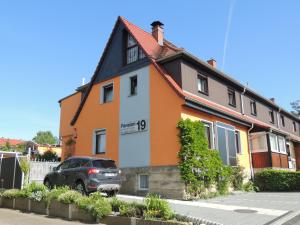 a car parked in front of a house at Pension 19 in Pirna