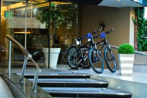 dos bicicletas estacionadas frente a un edificio en Pocitos Plaza Hotel, en Montevideo