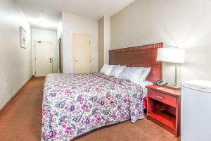 Cama ou camas em um quarto em Howard Johnson by Wyndham Toronto Downtown West