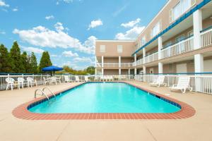 una piscina frente a un edificio en Baymont by Wyndham Louisville East, en Louisville