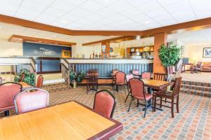 Restaurant o un lloc per menjar a Baymont by Wyndham Cincinnati Sharonville