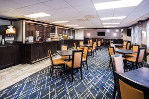 Restaurant o un lloc per menjar a Baymont by Wyndham Madison West/Middleton WI West