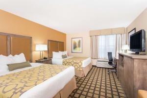 Televiisor ja/või meelelahutuskeskus majutusasutuses Baymont by Wyndham Plymouth