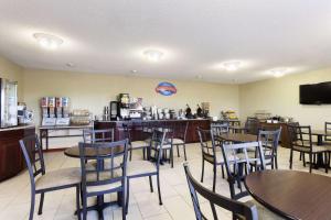 restauracja ze stołami i krzesłami oraz bar w obiekcie Baymont by Wyndham Dale w mieście Dale