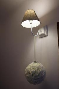 una lámpara con una flor sobre una mesa en Casa Sofì en Tolentino