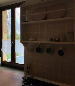 una cocina con una pared de azulejos con ollas y sartenes en Casa Sofì, en Tolentino