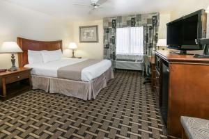 Cama o camas de una habitación en Baymont by Wyndham Arlington At Six Flags Dr