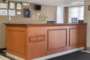 a bar in a dental office with a sign on the wall at Baymont by Wyndham Oklahoma City Airport in Oklahoma City