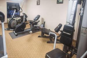 Gimnasio o instalaciones de fitness de Baymont by Wyndham Mobile/ I-65