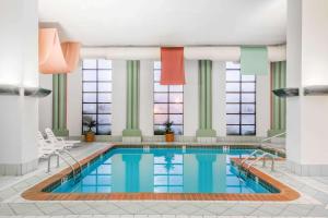 una piscina en una habitación de hotel con ventanas en Baymont by Wyndham Plainfield/ Indianapolis Arpt Area, en Plainfield