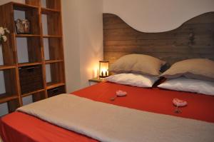 Un dormitorio con una cama grande con cabecero de madera. en Villa farniente, en Le Lavandou
