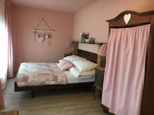 um quarto com uma cama e uma cómoda em B&B Friedau em Nottwil