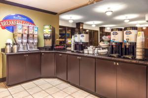 un café avec un comptoir équipé de machines dans l'établissement Baymont by Wyndham Amarillo East, à Amarillo