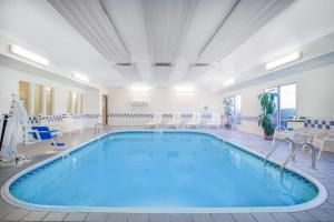uma grande piscina num quarto de hotel em Baymont by Wyndham Casper East em Evansville