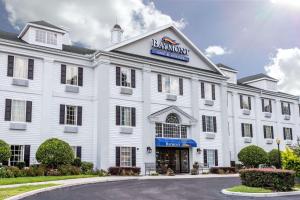 um edifício branco com um cartaz em Baymont by Wyndham Lakeland em Lakeland