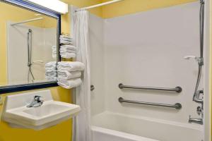 a bathroom with a sink and a shower and a tub at Baymont by Wyndham Washington Court House in Jeffersonville +29 photos