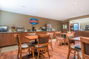 A restaurant or other place to eat at Baymont by Wyndham Marshfield