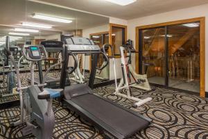 The fitness centre and/or fitness facilities at Baymont by Wyndham Metropolis
