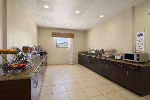Kuchyň nebo kuchyňský kout v ubytování PetroStay Inn & Suites Cotulla