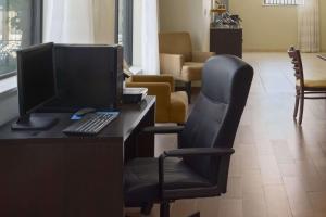 TV a/nebo společenská místnost v ubytování PetroStay Inn & Suites Cotulla