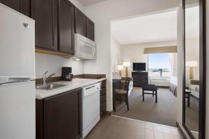 Kuchyň nebo kuchyňský kout v ubytování PetroStay Inn & Suites Cotulla