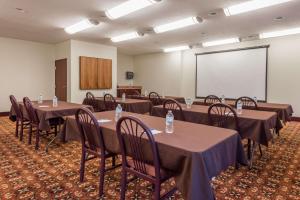 Konferenční prostory v ubytování Seasons Inn & Suites Highland + 36 fotografií