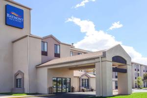 uma representação da frente de uma estalagem e suites de Hampton em Baymont by Wyndham Pueblo em Pueblo