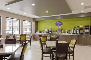 A restaurant or other place to eat at Baymont by Wyndham Bryan College Station