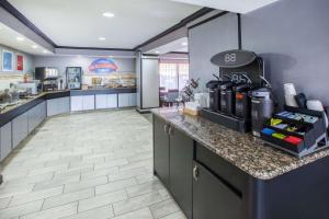 Kitchen o kitchenette sa Baymont by Wyndham Canton