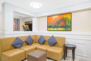 A seating area at Baymont by Wyndham Ames