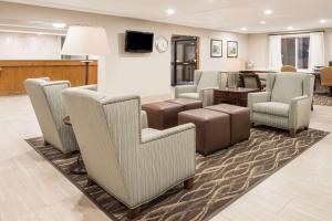 a waiting area with chairs and a waiting room at Baymont by Wyndham Fulton in Fulton