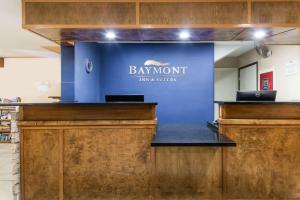 Baymont by Wyndham Santa Fe في سانتا فيه: جدار ازرق مع لوحة مكتوب عليها خدمات التأمين بايمونت