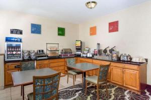 A kitchen or kitchenette at Baymont by Wyndham Billings