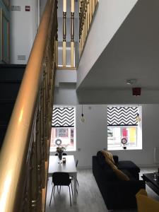 バンクラナにあるNo 18 Main Accommodationのリビングルーム(階段、テーブル、椅子付)