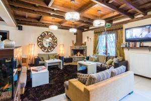 TV a/nebo společenská místnost v ubytování Asimina Guesthouse, Eptalofos Parnassos
