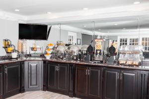 Η κουζίνα ή μικρή κουζίνα στο Baymont by Wyndham Glenview