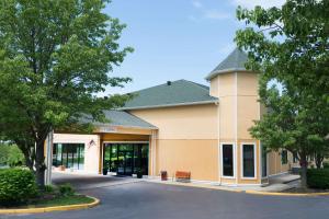 a building with a bench in front of it at Baymont by Wyndham Winchester in Winchester