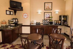 ポーツマスにあるHoward Johnson by Wyndham Portsmouthのテーブルと椅子2脚付きのレストラン、バー +20枚の写真