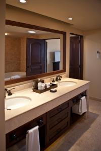 ein Badezimmer mit zwei Waschbecken und einem großen Spiegel in der Unterkunft Montecristo Villas at Quivira Los Cabos -Vacation Rentals in Cabo San Lucas