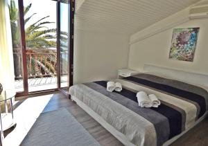 ein Schlafzimmer mit einem Bett mit weißen Handtüchern darauf in der Unterkunft Rooms&Apartments Beach Star in Split