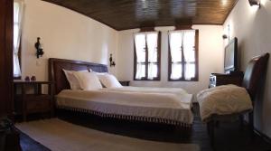 A bed or beds in a room at Stefanina Guesthouse