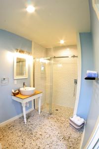 La salle de bains est pourvue d'un lavabo et d'une douche. dans l'établissement The Ledges Resort & Marina, à Alexandria Bay