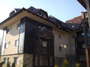 einen Außenblick auf ein Gebäude mit einem Balkon in der Unterkunft Apartman Joca Zlatibor in Zlatibor