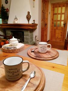 Challand Saint AnselmeにあるAlpirosaの木製テーブルのコーヒーカップ2杯とソーサー