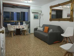 uma sala de estar com um sofá e uma mesa em La Explanada em Alicante